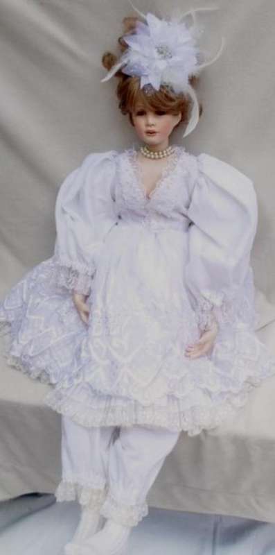 AN ABSOLUTELY STUNNING LARGE 80CM PORCELAIN DOLL!!