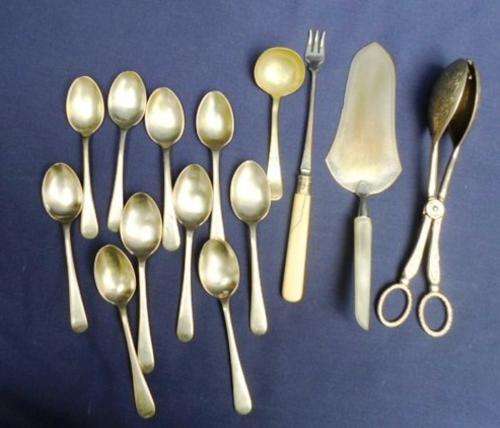 A VINTAGE LOT - 10 X  TEASPOONS, A PICKLE FORK, CAKE LIFTER AND SERVING TONG!!