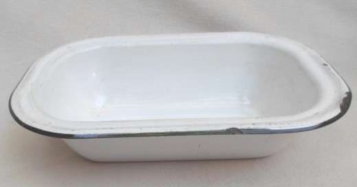 A SMALL VINTAGE RECTANGULAR ENAMEL PIE DISH!!