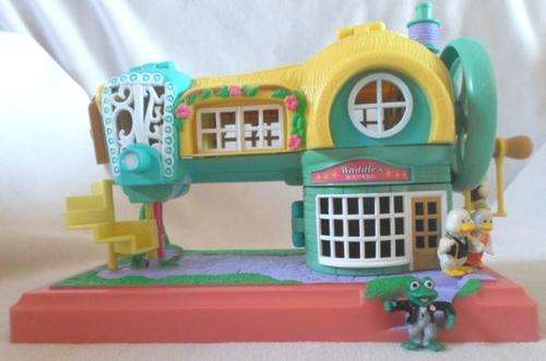 ADORABLE VINTAGE 1995 TEENY WEENY FAMILIES SEWING MACHINE HOUSE AND SOME WADDLES FAMILY MEMBERS!!