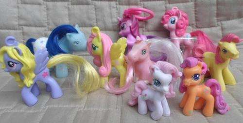 A BARGAIN!! NINE MY LITTLE PONIES TO DELIGHT YOUR DAUGHTER!!