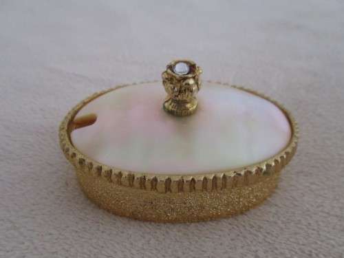RARE AND VERY COLLECTABLE VINTAGE MIRELLA, ENGLAND GOLD PLATED PILL BOX WITH MOTHER OF PEARL LID