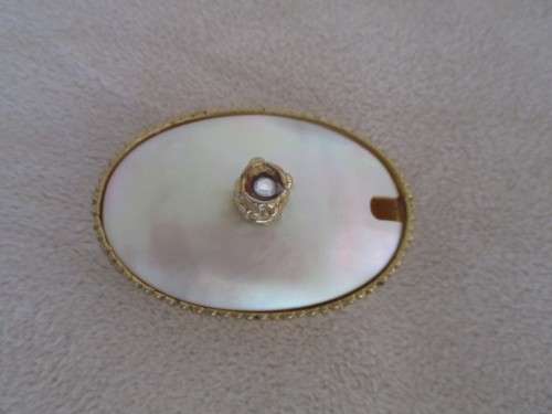 RARE AND VERY COLLECTABLE VINTAGE MIRELLA, ENGLAND GOLD PLATED PILL BOX WITH MOTHER OF PEARL LID