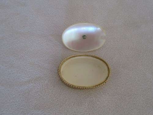 RARE AND VERY COLLECTABLE VINTAGE MIRELLA, ENGLAND GOLD PLATED PILL BOX WITH MOTHER OF PEARL LID