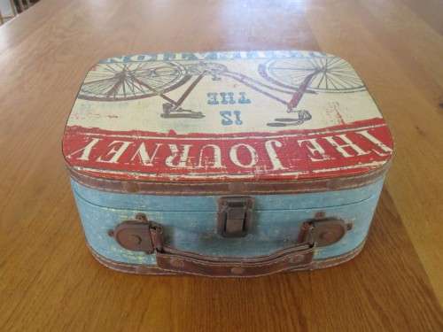 CUTE SMALL VINTAGE SUITCASE WITH LEATHER HANDLE