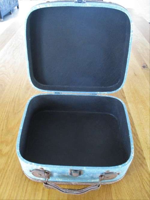 CUTE SMALL VINTAGE SUITCASE WITH LEATHER HANDLE