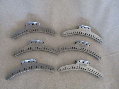 GREAT GADSBY NOSTALGIA - SIX VINTAGE 1920`s/30`s METAL WAVE CLIPS AND A FLAPPER CLOCHE HAT