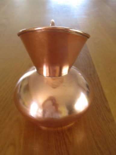 A LARGE VINTAGE SOLID COPPER JUG WITH LOADS OF CHARACTER AND MAKERS MARK ON BASE