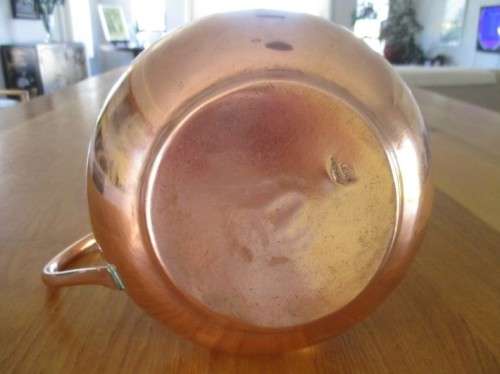 A LARGE VINTAGE SOLID COPPER JUG WITH LOADS OF CHARACTER AND MAKERS MARK ON BASE