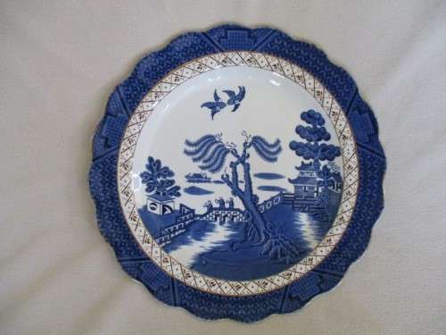 A VINTAGE BLUE AND WHITE BOOTHS REAL OLD WILLOW PLATE (PRE - ROYAL DOULTON)