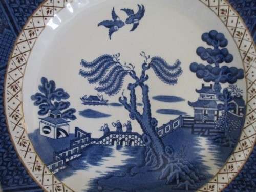 A VINTAGE BLUE AND WHITE BOOTHS REAL OLD WILLOW PLATE (PRE - ROYAL DOULTON)