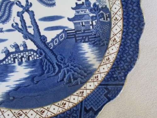 A VINTAGE BLUE AND WHITE BOOTHS REAL OLD WILLOW PLATE (PRE - ROYAL DOULTON)