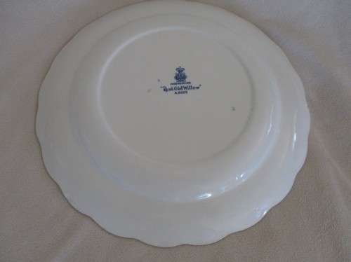 A VINTAGE BLUE AND WHITE BOOTHS REAL OLD WILLOW PLATE (PRE - ROYAL DOULTON)
