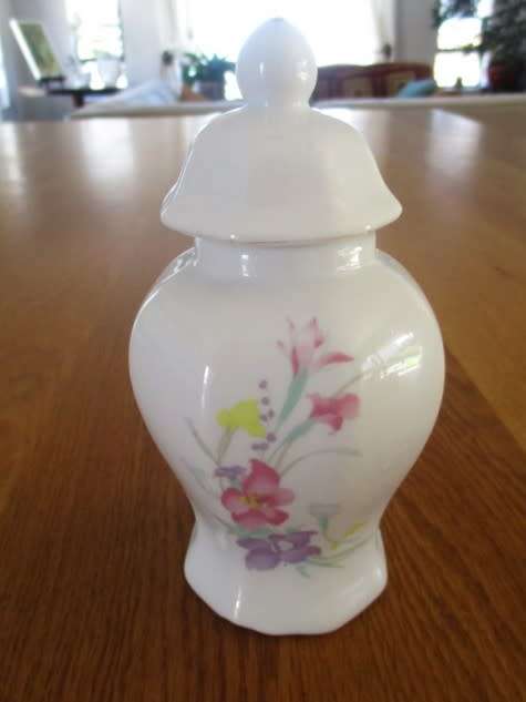 PRETTY LIDDED GINGER JAR WITHFLORAL DESIGN