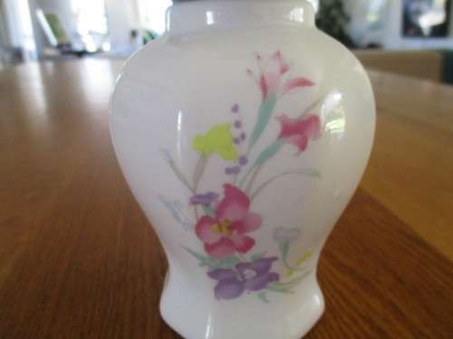 PRETTY LIDDED GINGER JAR WITHFLORAL DESIGN