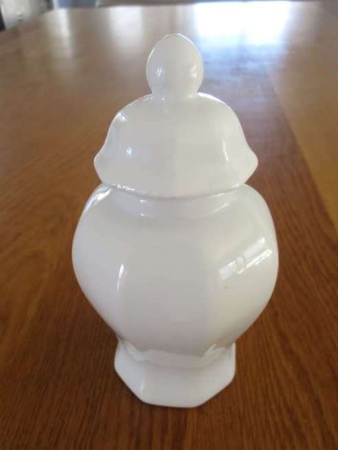 PRETTY LIDDED GINGER JAR WITHFLORAL DESIGN