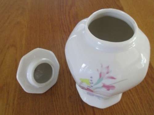 PRETTY LIDDED GINGER JAR WITHFLORAL DESIGN