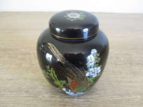 ORIENTAL LIDDED GINGER JAR WITH EXOTIC BIRD DESIGN AND GILT HIGHLIGHTS