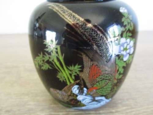 ORIENTAL LIDDED GINGER JAR WITH EXOTIC BIRD DESIGN AND GILT HIGHLIGHTS