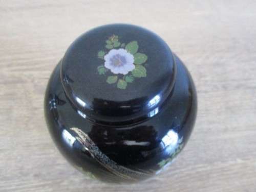ORIENTAL LIDDED GINGER JAR WITH EXOTIC BIRD DESIGN AND GILT HIGHLIGHTS
