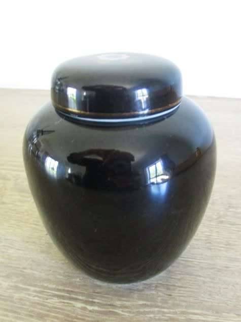 ORIENTAL LIDDED GINGER JAR WITH EXOTIC BIRD DESIGN AND GILT HIGHLIGHTS