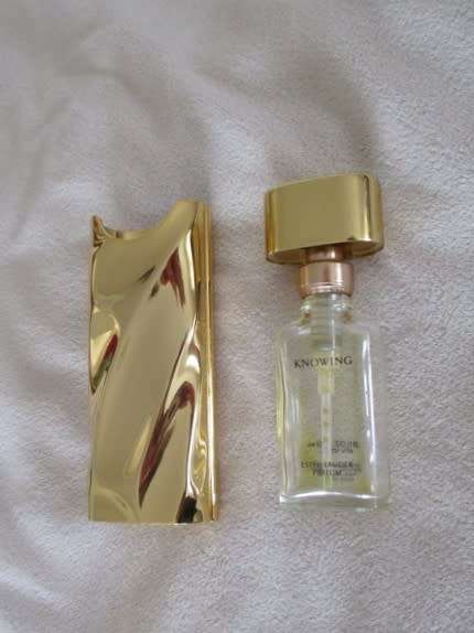 AN ESTEE LAUDER KNOWING PERFUME BOTTLE (EMPTY) IN ORIGINAL CASE