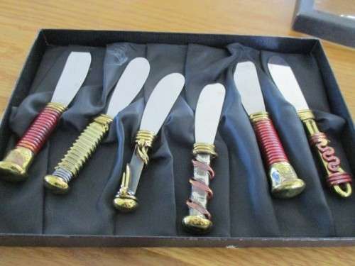 A SET OF SIX BEAUTIFUL HAND CRAFTED PATE KNIVES BY CREATIVE COPPER IN ORIGINAL BOX