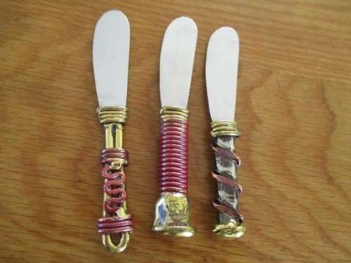 A SET OF SIX BEAUTIFUL HAND CRAFTED PATE KNIVES BY CREATIVE COPPER IN ORIGINAL BOX