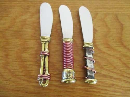 A SET OF SIX BEAUTIFUL HAND CRAFTED PATE KNIVES BY CREATIVE COPPER IN ORIGINAL BOX
