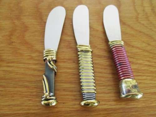 A SET OF SIX BEAUTIFUL HAND CRAFTED PATE KNIVES BY CREATIVE COPPER IN ORIGINAL BOX
