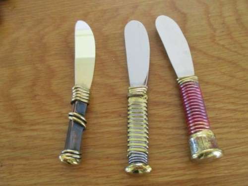 A SET OF SIX BEAUTIFUL HAND CRAFTED PATE KNIVES BY CREATIVE COPPER IN ORIGINAL BOX