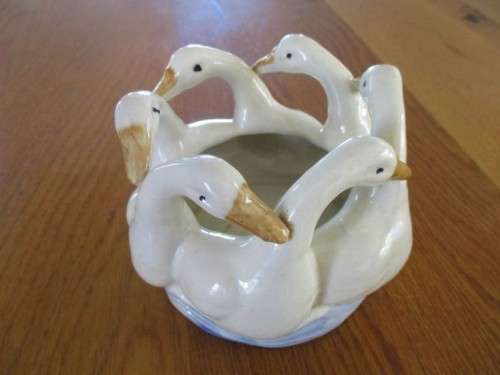PRETTY PORCELAIN TRINKET HOLDER/VASE - CIRCLE OF SWANS