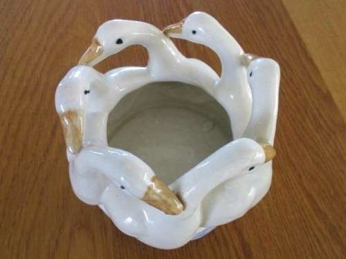 PRETTY PORCELAIN TRINKET HOLDER/VASE - CIRCLE OF SWANS