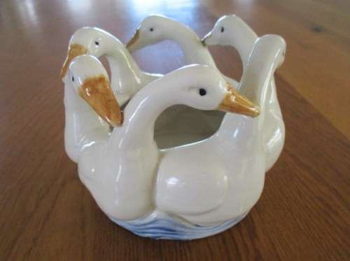 PRETTY PORCELAIN TRINKET HOLDER/VASE - CIRCLE OF SWANS