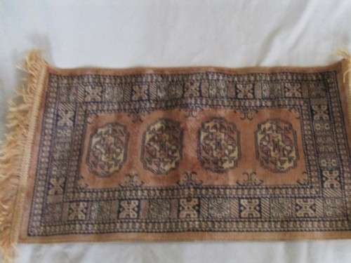 FOUR MACHINE WOVEN PERSIAN STYLE PLACE MATS PLUS LARGER SERVING MAT - EXCELLENT CONDITION