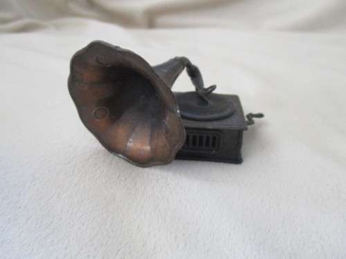 A VINTAGE METAL GRAMAPHONE PENCIL SHARPENER