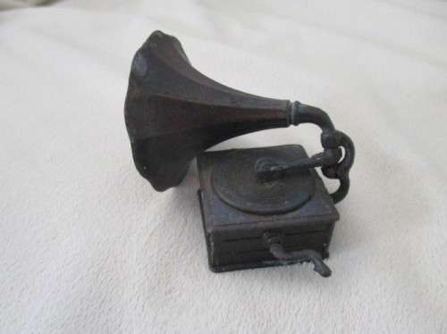 A VINTAGE METAL GRAMAPHONE PENCIL SHARPENER
