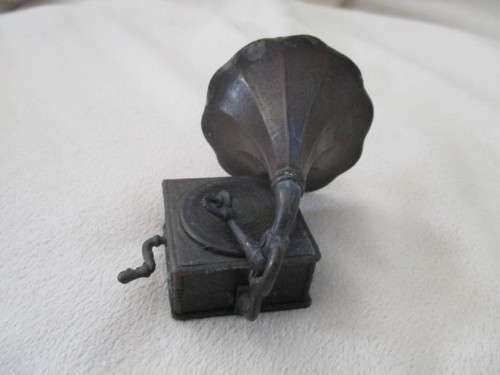 A VINTAGE METAL GRAMAPHONE PENCIL SHARPENER