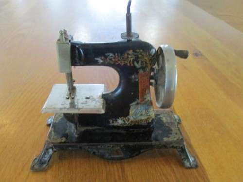STRAIGHT OUT OF THE ATTIC!!  A VERY OLD ANTIQUE TIN PLATE TOY SEWING MACHINE