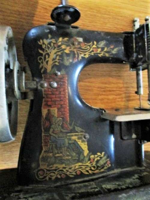STRAIGHT OUT OF THE ATTIC!!  A VERY OLD ANTIQUE TIN PLATE TOY SEWING MACHINE