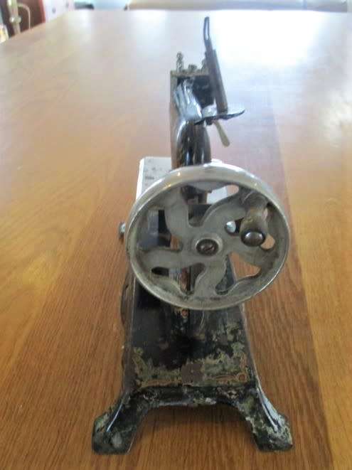 STRAIGHT OUT OF THE ATTIC!!  A VERY OLD ANTIQUE TIN PLATE TOY SEWING MACHINE