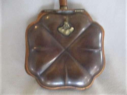 A RATHER SPECIAL VINTAGE FOOTED COPPER SILENT BUTLER/ TABLE CRUMB CATCHER MADE IN ITALY