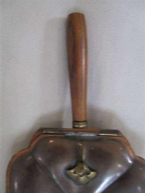 A RATHER SPECIAL VINTAGE FOOTED COPPER SILENT BUTLER/ TABLE CRUMB CATCHER MADE IN ITALY