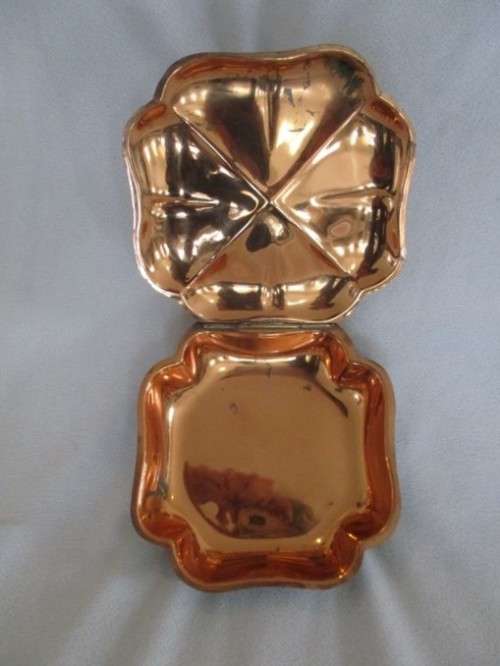 A RATHER SPECIAL VINTAGE FOOTED COPPER SILENT BUTLER/ TABLE CRUMB CATCHER MADE IN ITALY