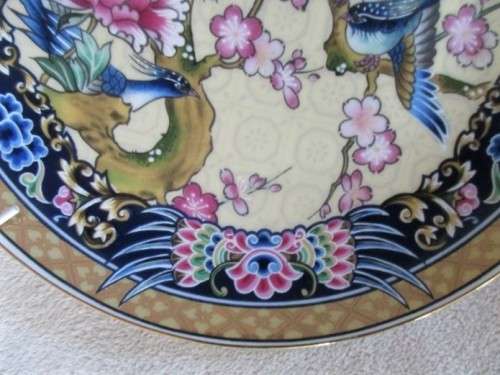 BEAUTIFUL IMARI DISPLAY PLATE WITH HANGER - SIGNED - EXOTIC BIRD AND FLORAL DESIGN WITH GILT BORDER