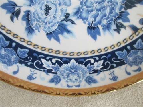 VERY LARGE GENUINE IMARI DISPLAY PLATE WITH HANGER - PEACOCKS AND FLORAL DESIGN WITH GILT BORDER