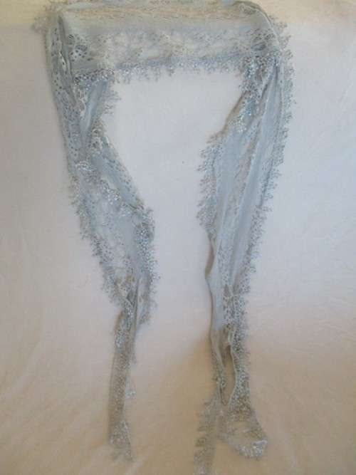 A DELICATE, LACEY, OLDE WORLD SCARF - SO PRETTY