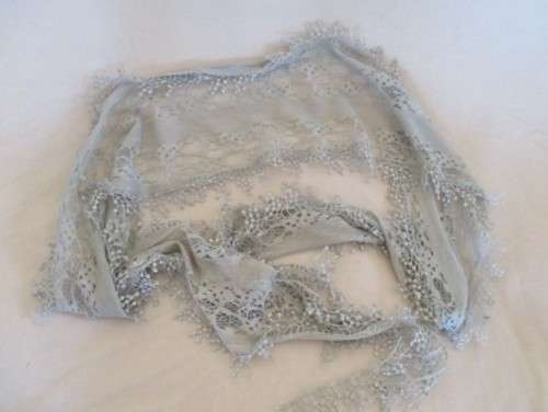A DELICATE, LACEY, OLDE WORLD SCARF - SO PRETTY