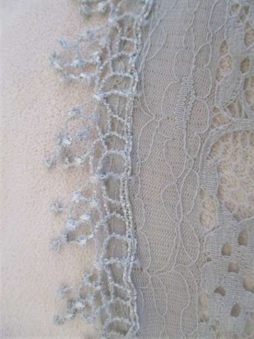 A DELICATE, LACEY, OLDE WORLD SCARF - SO PRETTY