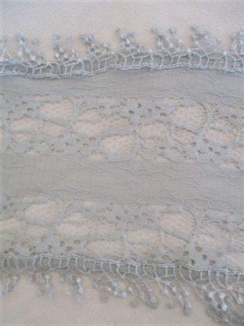 A DELICATE, LACEY, OLDE WORLD SCARF - SO PRETTY